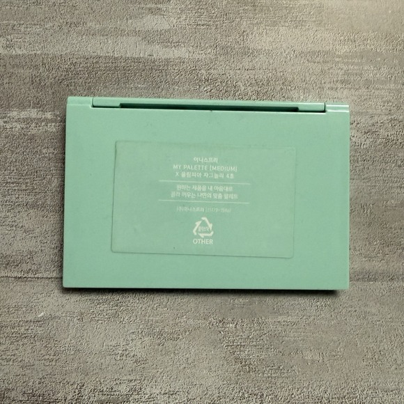 Innisfree My Palette X Olimpia‎ Zagnoli (Medium) Green Girl Woman Heart Details - Picture 3 of 3